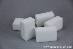 怎樣去除衛(wèi)生間鏡子上的頑固水漬？用納米海綿