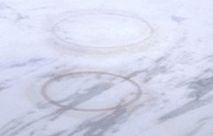 如何輕松去除廚房臺面上干了的醬油漬？