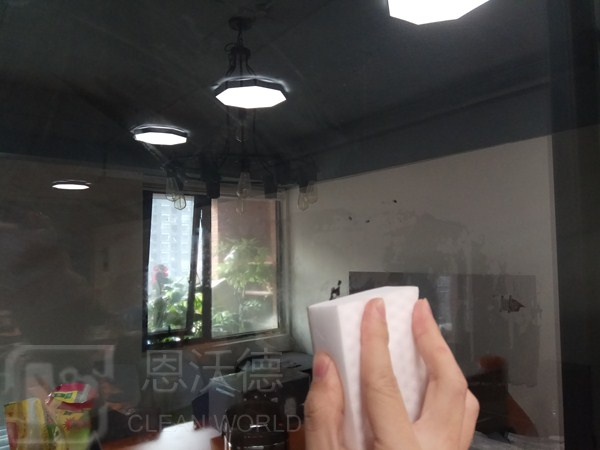 玻璃上的污漬怎用什么去除呢？玻璃上有水垢怎么辦？